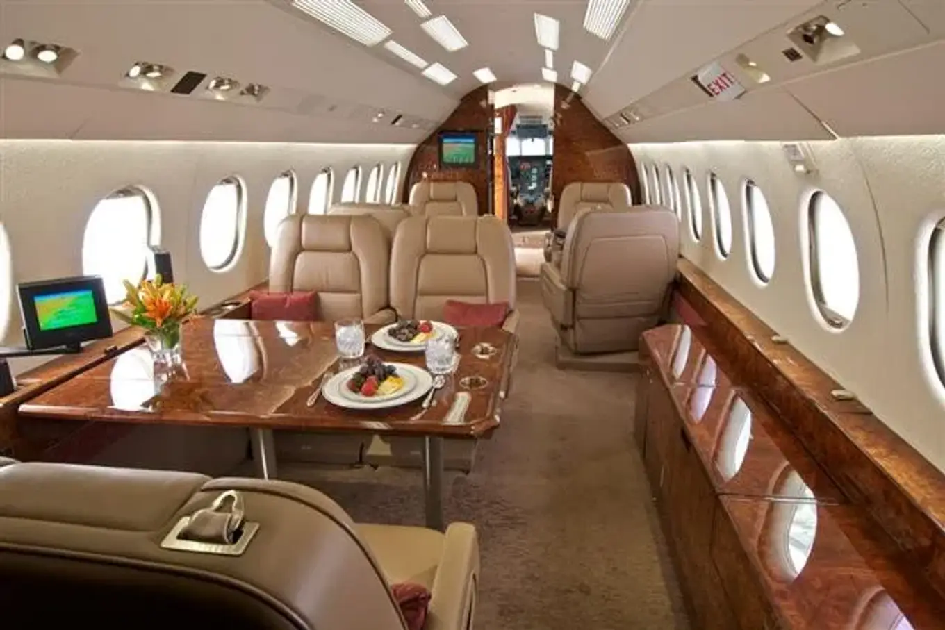 Dassault Falcon 2000EX EASy empty leg from Sarasota/Bradenton (KSRQ) to Teterboro (KTEB) photo 1