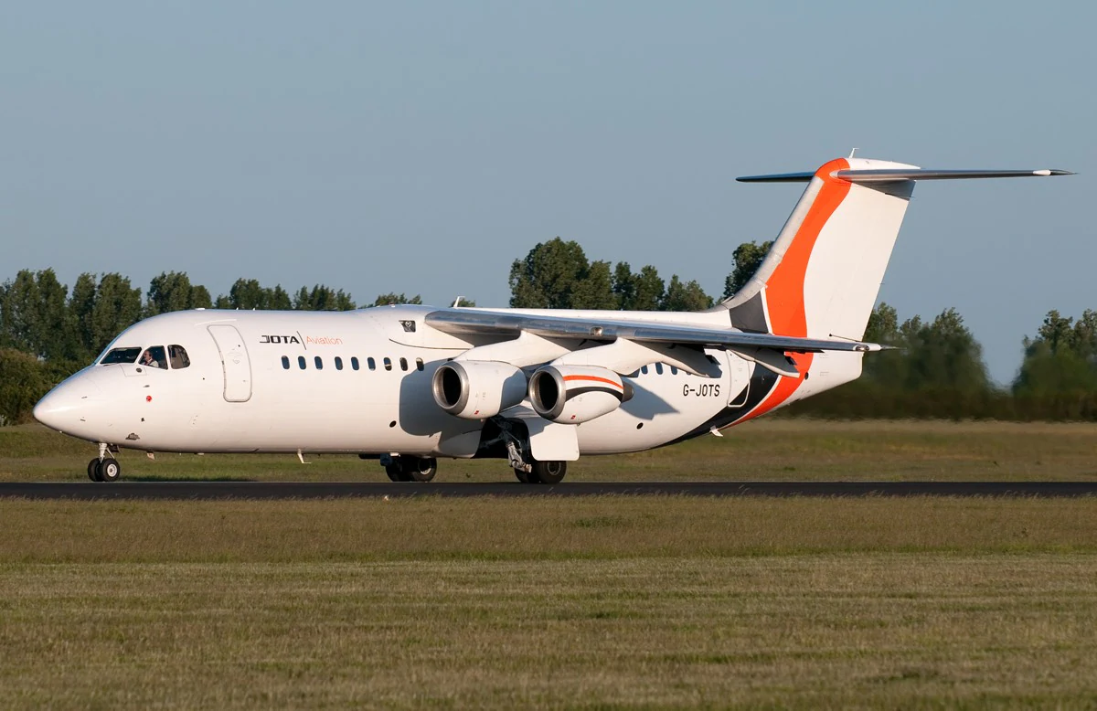 Avro RJ 100 exterior