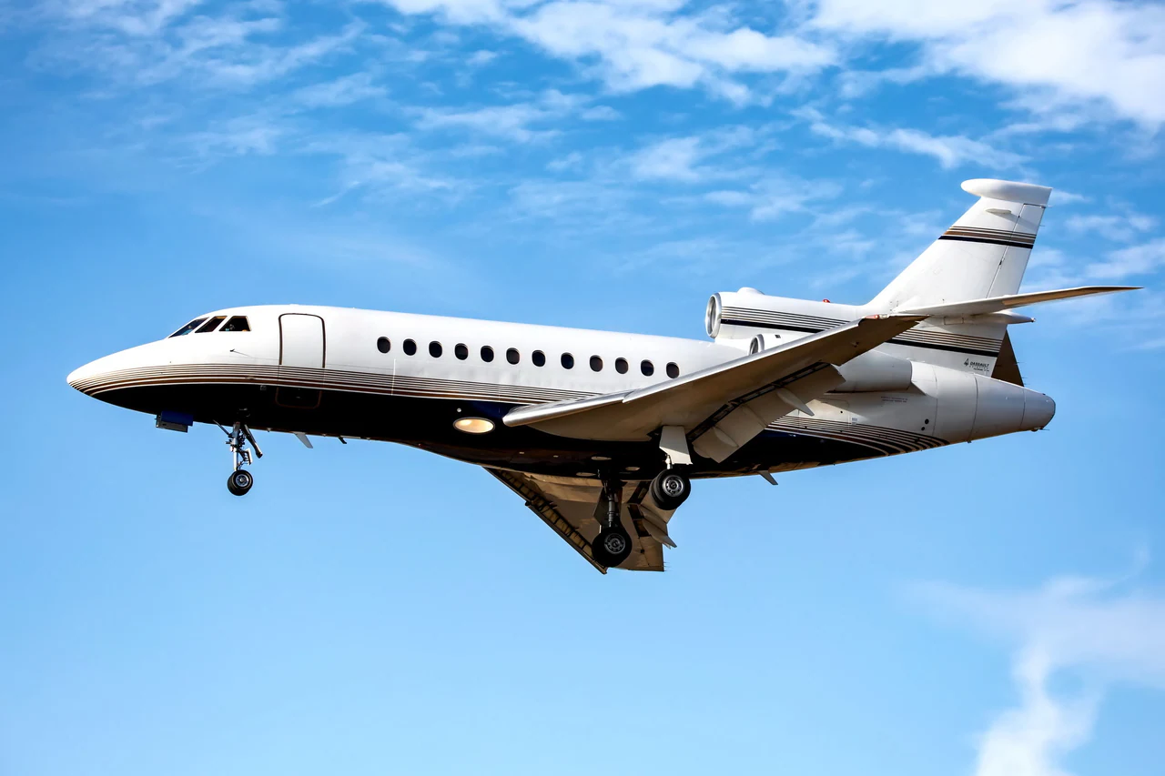 Falcon 900B exterior