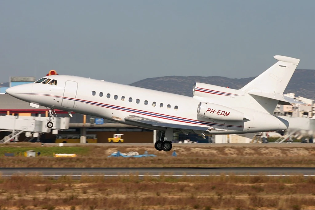 Dassault Falcon 900C exterior