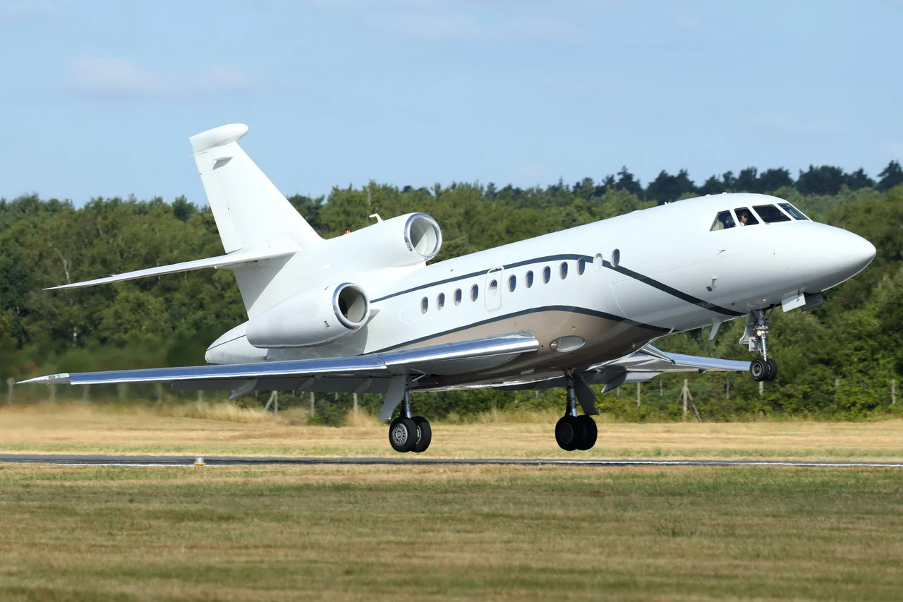 Falcon 900DX exterior