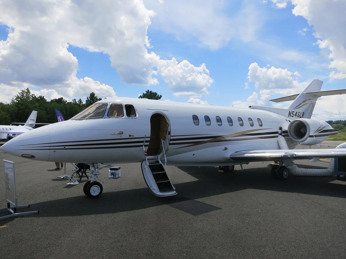 Hawker 1000 exterior