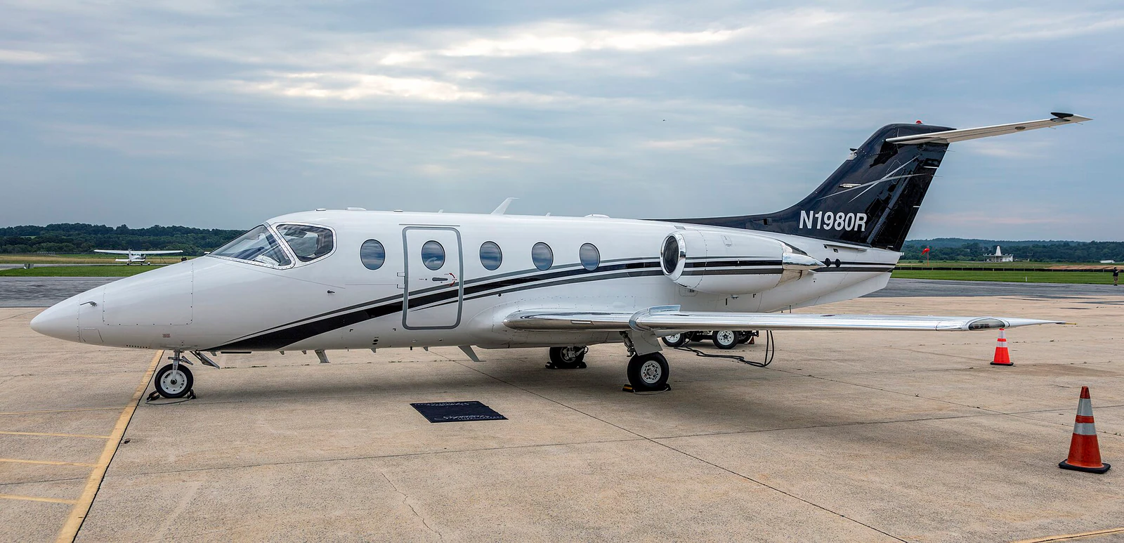 Hawker 400 exterior